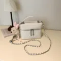 Borsa a tracolla trapuntata bianca con catena metallica e simpatico ciondolo orsetto per look chic. - con portachiavi / Bianco