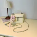 Elegante borsa a tracolla trapuntata con catena e grazioso ciondolo ad orsetto per donne. - con portachiavi / Giallo
