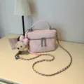 Borsa a tracolla trapuntata rosa con catena e simpatico ciondolo a forma di orsetto. - con portachiavi / Rosa