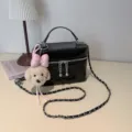 Borsa tracolla trapuntata nera vanity con catena e delizioso ciondolo cucciolo donna. - con portachiavi / Nero