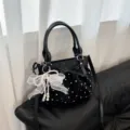 Bolso de mano negro de lunares con colgante de perlas, elegante bolso cruzado plisado. - Con Colgante / Negro