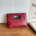 Borsa a clutch in pelle intrecciata rossa con manico ritagliato da sera per donna. - Rosso