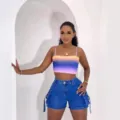 Top corto con spalline sottili sfumato abbinato a pantaloncini cargo in denim blu. - Taglia S / Pantaloni e gonne / Blu
