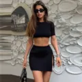 Ensemble haut court et jupe fendue en maille côtelée noire, look de détail stylé. - S / Top et Bottom / Noir