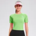 Λεπτομέρειες του κοντομάνικου crop top γυμναστικής σε νέον πράσινο, δείχνοντας τη στενή γραμμή. - S / Tops / Φωσφοριζέ Πράσινο