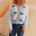 Hellblaue flauschige Strickjacke mit süßen rosa 3D-Häkelblumen-Applikationen und Knopfleiste. - S / Oberteile / Blau