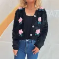 Schwarze flauschige Strickjacke mit rosafarbenen 3D-Häkelblumen für stilvolle Damenmode. - Schwarz