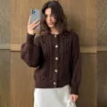 Gedetailleerd overzicht van dames retro kabelgebreide vest trui in donkerbruin met knopen. - S / Tops / Bruin