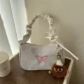 Borsa a spalla bianca chic con ricamo di farfalla rosa e ciondolo in peluche di tendenza. - con portachiavi / Bianco