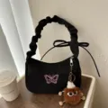 Borsa a tracolla nera minimalista con ricamo di farfalla rosa e ciondolo in peluche. - con portachiavi / Nero