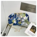 Vista dettagliata della squisita borsa pochette in paglia floreale ricamata chic. - Blu