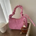 Borsa a spalla rosa chic con manico arricciato e simpatico ricamo a farfalla, borsa elegante. - con portachiavi / Rosa
