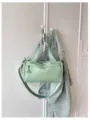 Bolso bandolera cilíndrico casual y elegante verde claro con correa y cremallera. - Verde