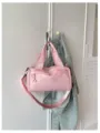 Vista detallada del elegante bolso cruzado minimalista de color rosa para mujer. - Rosa