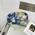Élégant sac clutch en paille brodé de fleurs avec chaîne dorée, tendance sac d'été. - Bleu