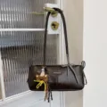 Donkerbruine schoudertas met schattige berenhanger en geruite strik voor dagelijks. - Met Hanger / Bruin