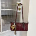 Donkerrode panterprint schoudertas met schattige berensleutelhanger en trendy ruitjeslint. - Met Hanger / Bordeauxrood