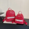 Detailansicht des roten Pünktchen-Rucksacks mit Spitzenbesatz, süße stylische Schultasche. - L / Rot