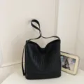 Borsa a secchiello intrecciata nera, elegante borsa a tracolla capiente per uso quotidiano. - con portachiavi / Nero