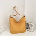 Borsa a secchiello intrecciata gialla minimalista da donna, elegante borsa a spacco grande. - con portachiavi / Giallo