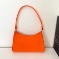 Orangene Baguette Umhängetasche für Damen, stilvolle Schultertasche mit eleganter Textur. - Orange