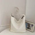 Borsa a secchiello intrecciata chic donna, grande capacità morbida pelle PU tracolla. - con portachiavi / Bianco avorio