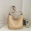 Borsa a secchiello intrecciata beige, elegante borsa in pelle con tracolla regolabile. - con portachiavi / Kaki