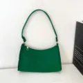 Grüne Schultertasche mit Kroko-Muster für Damen, stilvolle minimalistische Baguette-Tasche. - Grün