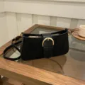 Borsa a tracolla nera elegante da donna, borsa vintage sotto braccio chic con fibbia dorata quotidiana. - Nero