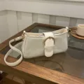 Borsa a spalla baguette in camoscio bianco, elegante borsa a tracolla retrò da donna. - Bianco