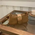 Borsa a tracolla retrò marrone in camoscio da donna, borsa baguette vintage chic con fibbia. - Marrone