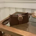 Borsa a spalla marrone retrò da donna, elegante borsa a tracolla con fibbia decorativa. - Marrone