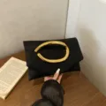Stilvolle schwarze Clutch Tasche mit einzigartigem Gold Metallgriff für Damen schicke Abendtasche. - Schwarz