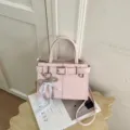 Borsa a mano rosa da lavoro con fibbia per cintura e ciondolo di perle di pizzo, borsa a tracolla chic. - Con ciondolo / Rosa