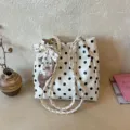 Schicke Polka-Dot-Tragetasche, stilvolle Schultertasche mit Schleife für Pendler. - Große Punkte Mit Schaldekor / Weiß
