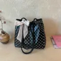 Schwarze weiße Pünktchen Tote Tasche lässige PU Leder Schultertasche mit Schleife für Alltag - Mit Schaldekor / Schwarz