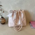 Rosa Pünktchen Shopper, stilvolle Umhängetasche mit geflochtenen Griffen und Schleife. - Mit Schaldekor / Rosa