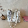 Bolso tote de lunares estilo japonés, bolso de hombro grande y casual para diario. - Lunares Pequeños Con Decoración de Pañuelo / Blanco