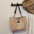 Borsa shopper in paglia estiva con catena, grande borsa a spalla da spiaggia per donna. - Verticale Cachi