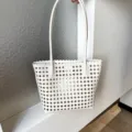 Schicke weiße geflochtene Ledertasche mit Wellenrand, ideal für den täglichen Weg. - Weiß