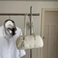 Sac à épaule blanc pour femme en cuir PU, élégant sac baguette avec pendentif perle. - Blanc
