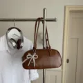 Sac a main epaule marron en cuir PU, sac oreiller minimaliste elegant avec charm de noeud perle - Marron