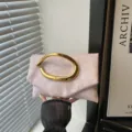 Stilvolle rosa Clutch Tasche mit einzigartigem goldenen Metallgriff, modisches Design Damen. - Rosa