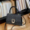 Schicke schwarze Monogramm Umhängetasche für Damen, elegante Henkeltasche mit Metallverschluss. - Schwarz