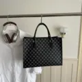 Elegante borsa tote con monogramma da donna, chic borsa a tracolla nera con motivo classico. - Nero