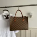Elegante borsa tote marrone con monogramma da donna, borsa in pelle PU con manici. - Marrone