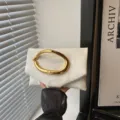 Modische weiße Damen Clutch Tasche mit einzigartigem goldenen Metall Ring Griff, stilvoll. - Weiß