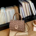 Retoro braune Monogramm Umhängetasche für Damen mit Henkel und stilvollem Metallschloss. - Braun