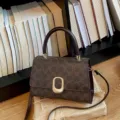 Elegante braune Monogramm Henkeltasche Umhaengetasche mit goldenen Beschlaegen fuer Damen. - Kaffee / 0.7