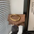 Schicke braune Damen Clutch Tasche mit einzigartigem Gold Metall Griff elegant und modern. - Braun